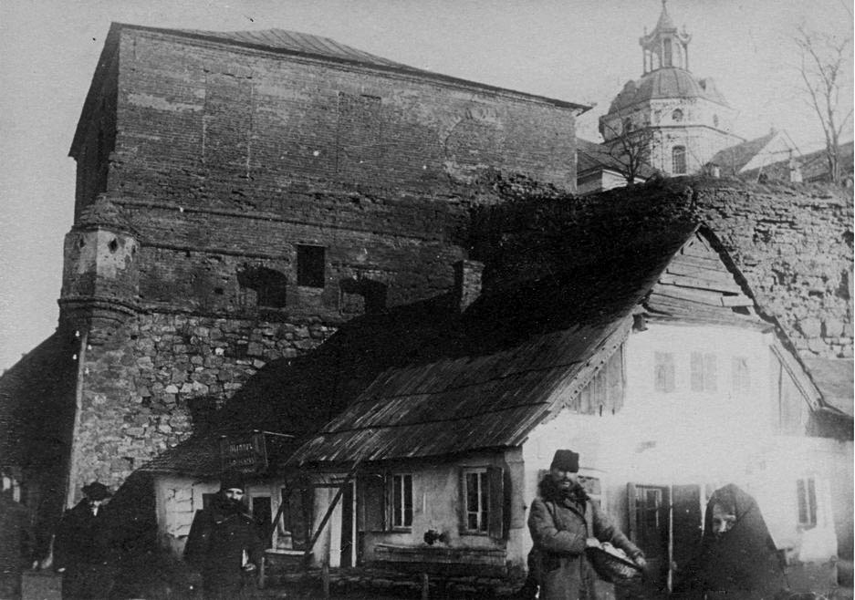 Widok na tylne ściany klasztoru. Pierwsza dekada XX w. Źródło - www.etoretru.ru 