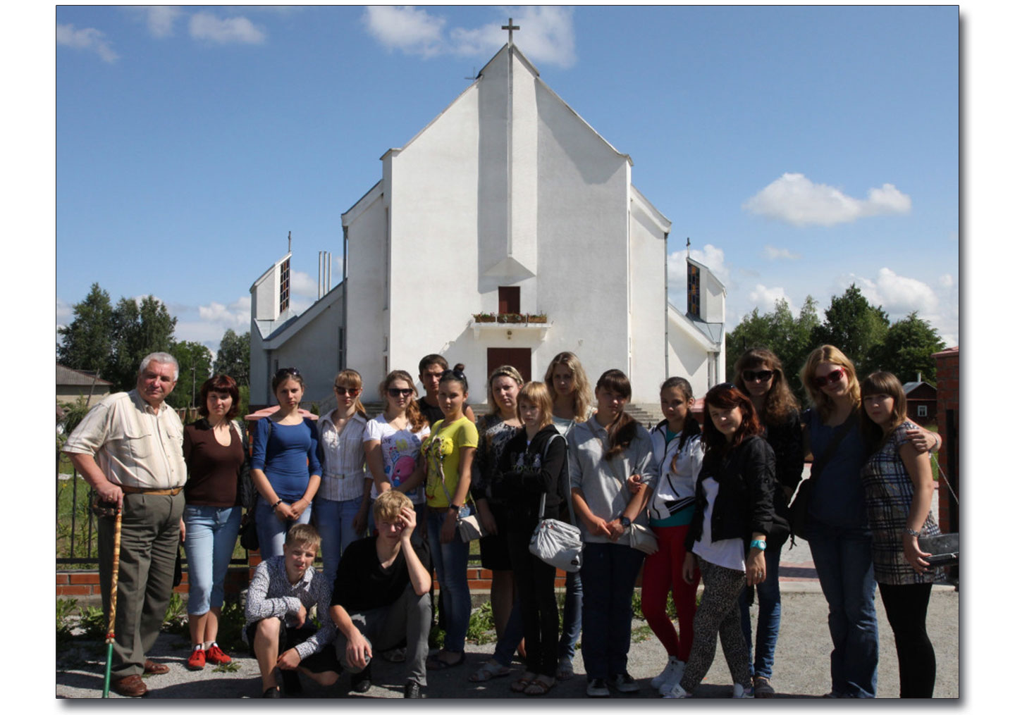 Stefan Kurjata po prawej przed Sanktuarium w Dowbyszu podczas wizyty młodzieży z Żytomierza