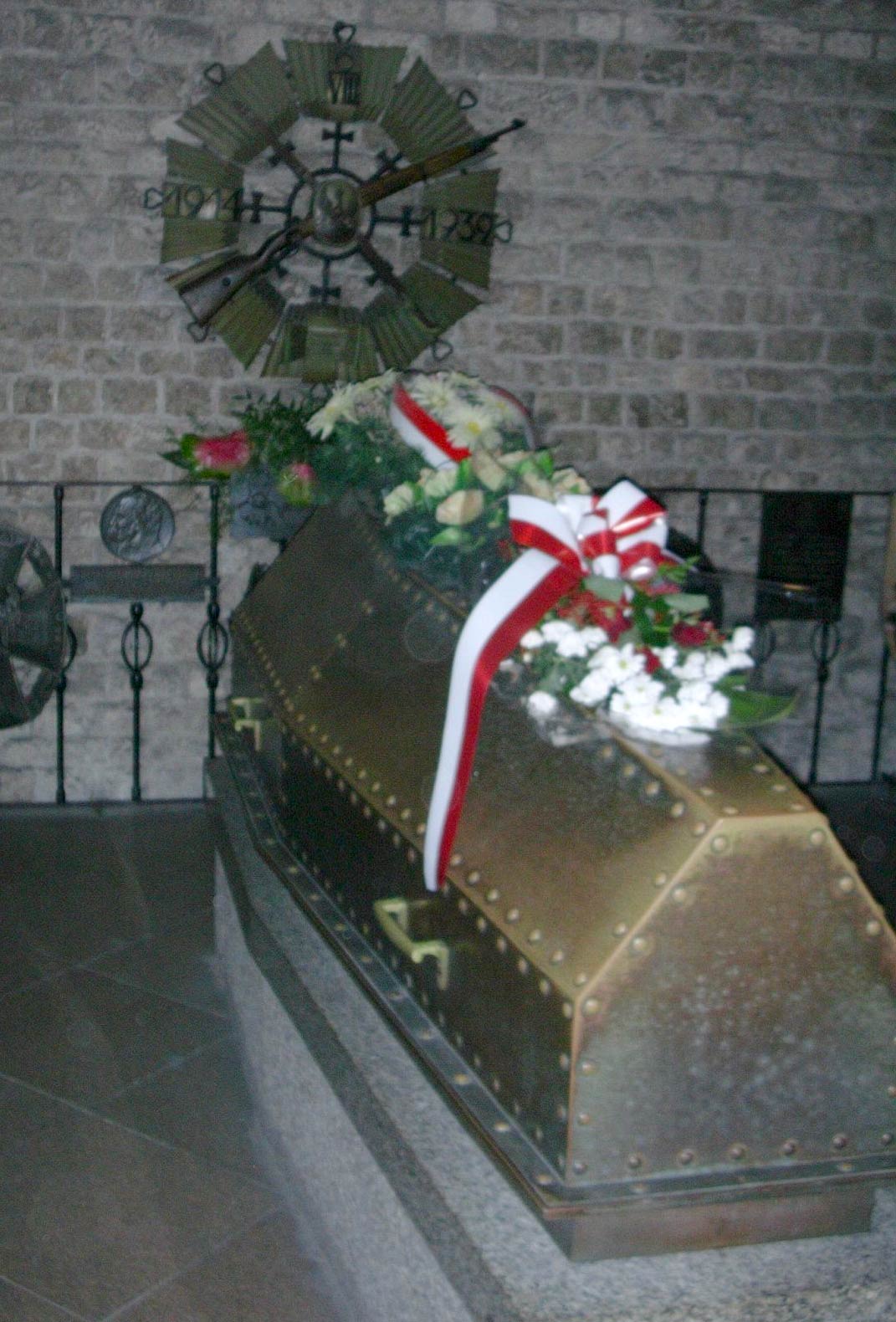 Trumna z ciałem Józefa Piłsudskiego w krypcie na Wawelu. Źródło - pl.wikipedia.org