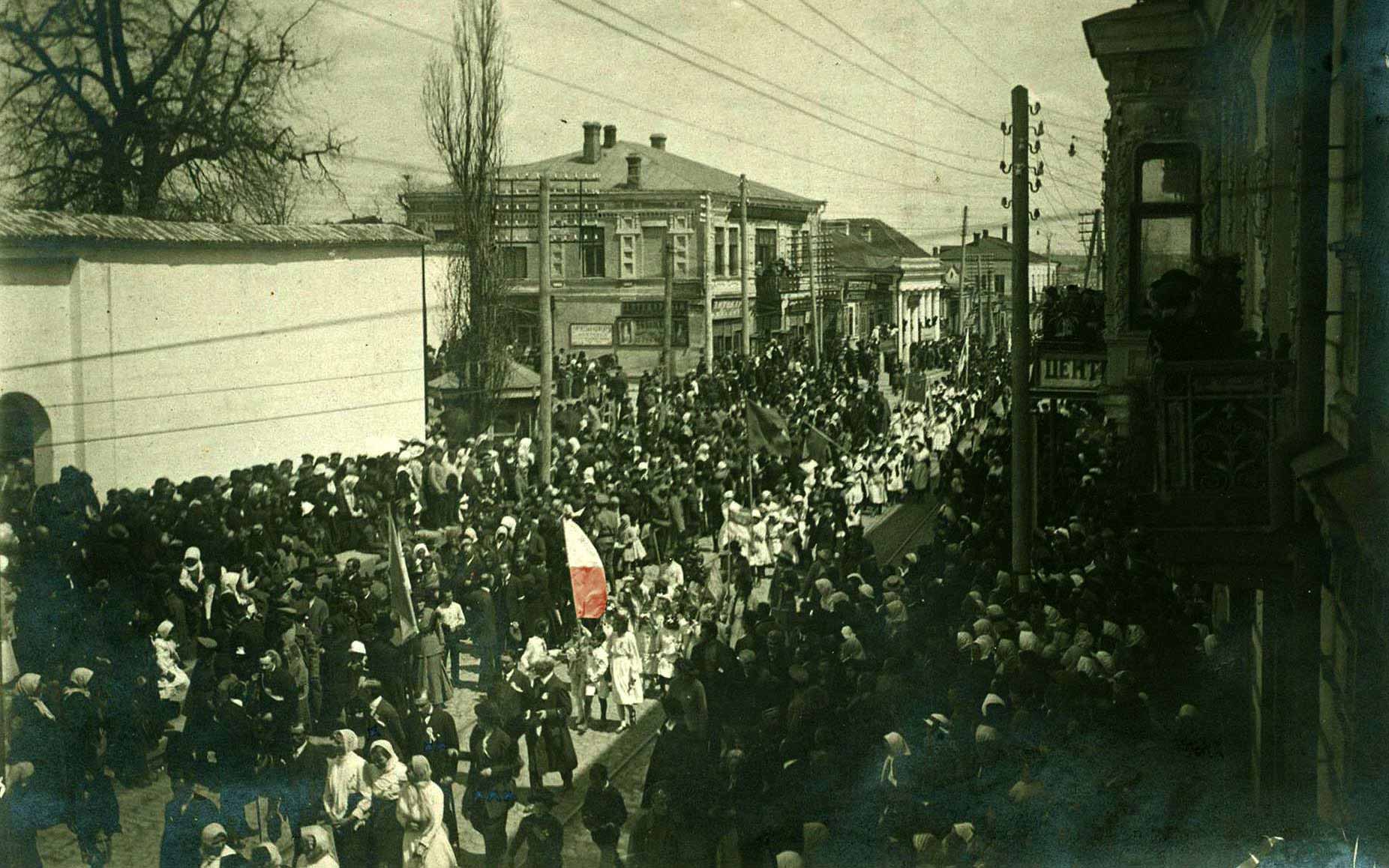 Trzeciomajowy wiec centralną ulicą miasta w Winnicy w 1917 roku