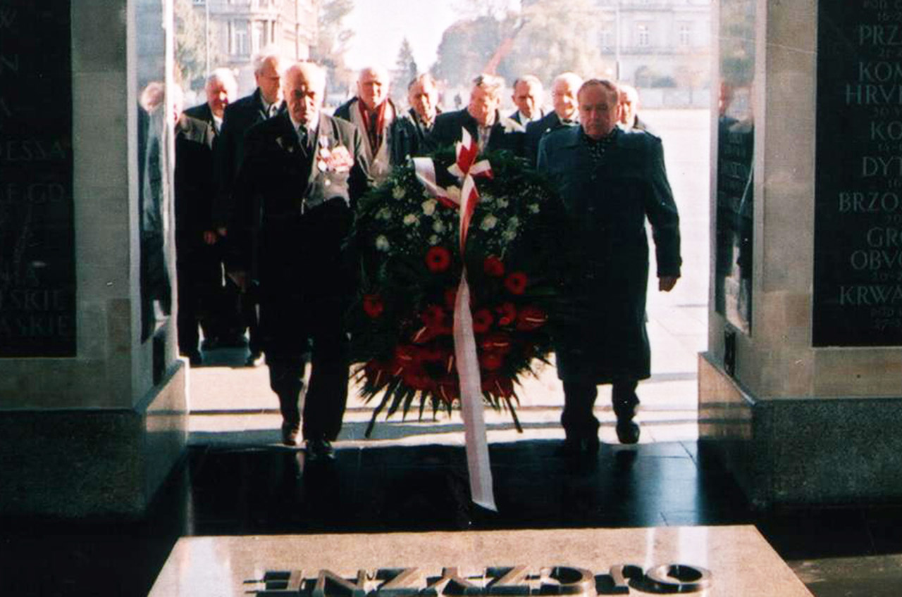 Kombatanci Wojska Polskiego składają kwiaty na Mogiłę Nieznanego Żołnierza w Warszawie. 20 października 2005 roku 
