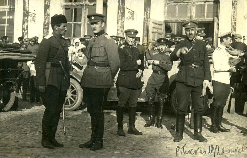 Gen. Stanisław Bułak-Bałachowicz pierwszy z lewej i inni oficerowie Armii Rosyjskiej w Polsce, 1920r. Źródło - bezwodkinierazbieriosz.salon24.pl