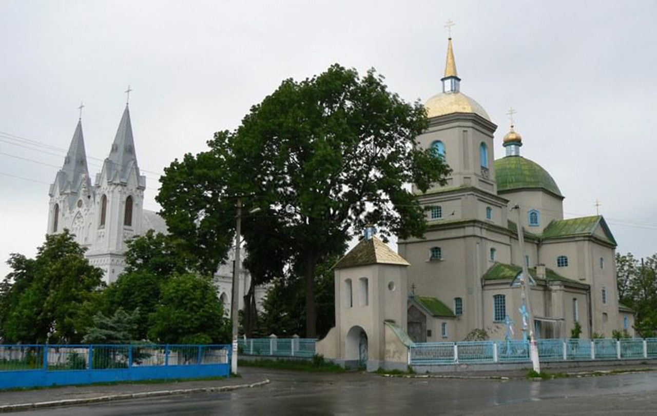 Po lewej kościół pw. Św. Anny w Barze. Po prawej - prawosławna cerkiew. Źródło - doroga.ua