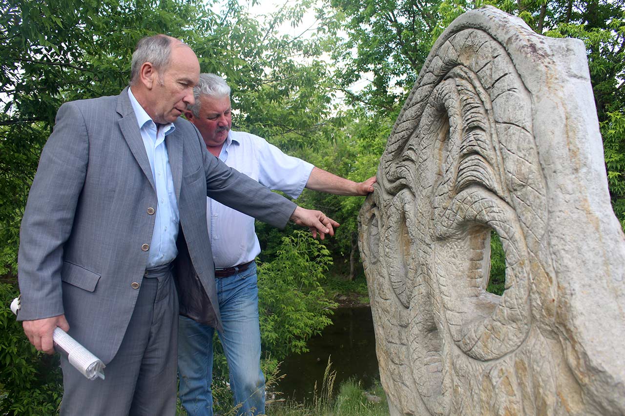 Miejscowy krajoznawca Aleksander i burmistrz Mykoła Majdaniuk (od prawej) przy znaku polsko-ukraińskiego pojednania w Lipowcu