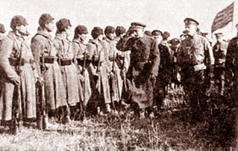 Pułkownik Kazimir Rumsza inspektuje rosyjskie oddziały walczące po polskiej stronie