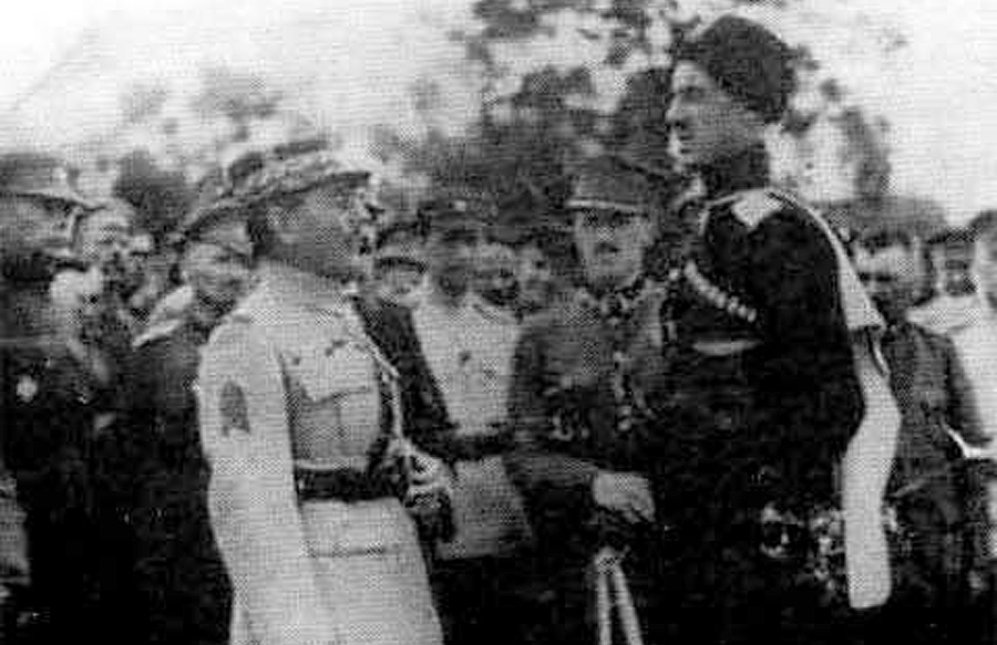 Generał Wrangel na Krymie (wysoki wzrostem) w 1920 r. W tle - polski oficer