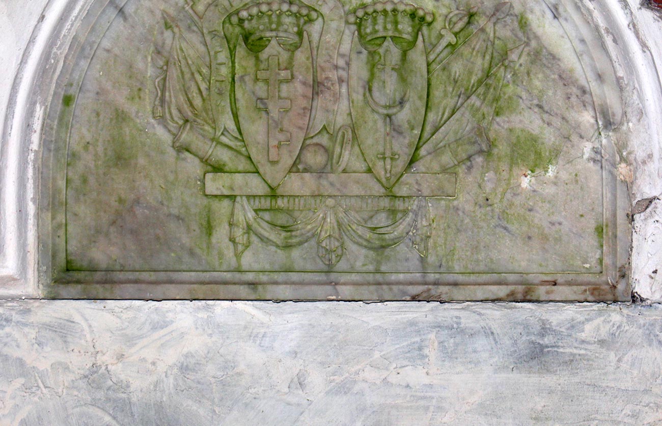 Herby Pilawa i Trzaska w mauzoleum peczorskim