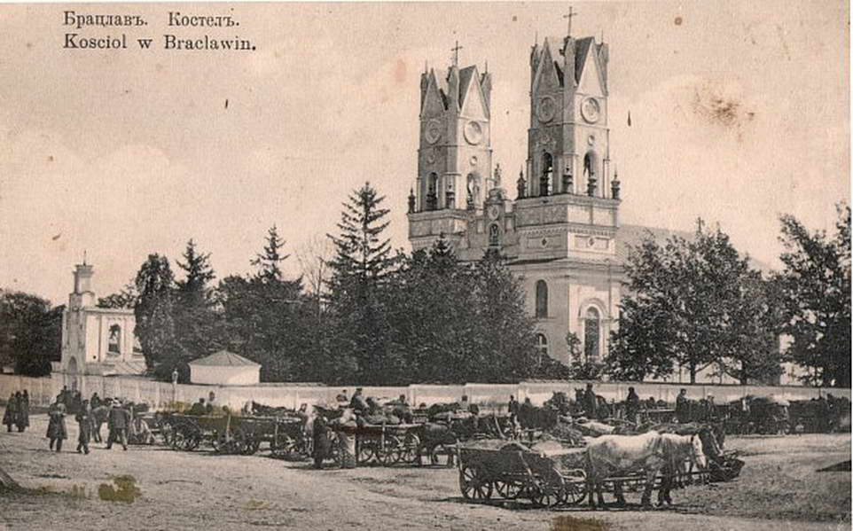 Kościół w Bracławiu na starej pocztówce z pocz. XX w.