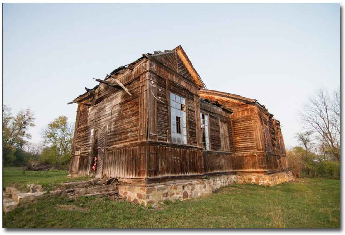 Resztki starej drewnianej cerkwi autorstwa pewnego kijowskiego architekty w Lulińcach. Źródło - 25ua.com