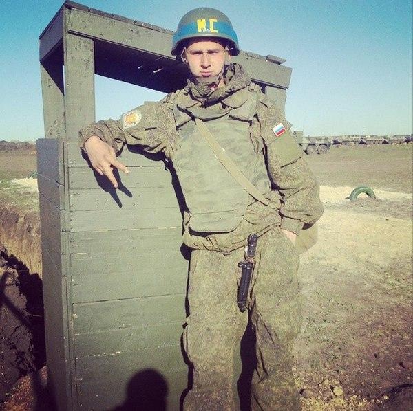 Zdjęcie rosyjskiego żołnierza, w kasku z symboliką sił pokojowych, wykonane na granicy z Ukrainą. Źródło - twitter
