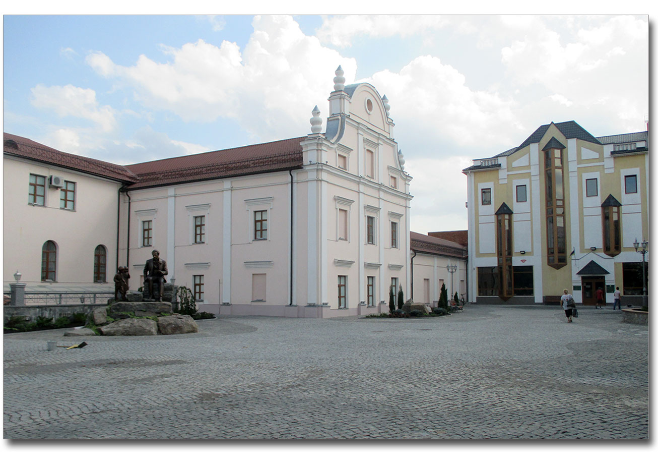 Po lewej stronie dawny kościół jezuitów, po prawej - Muzeum Krajoznawcze