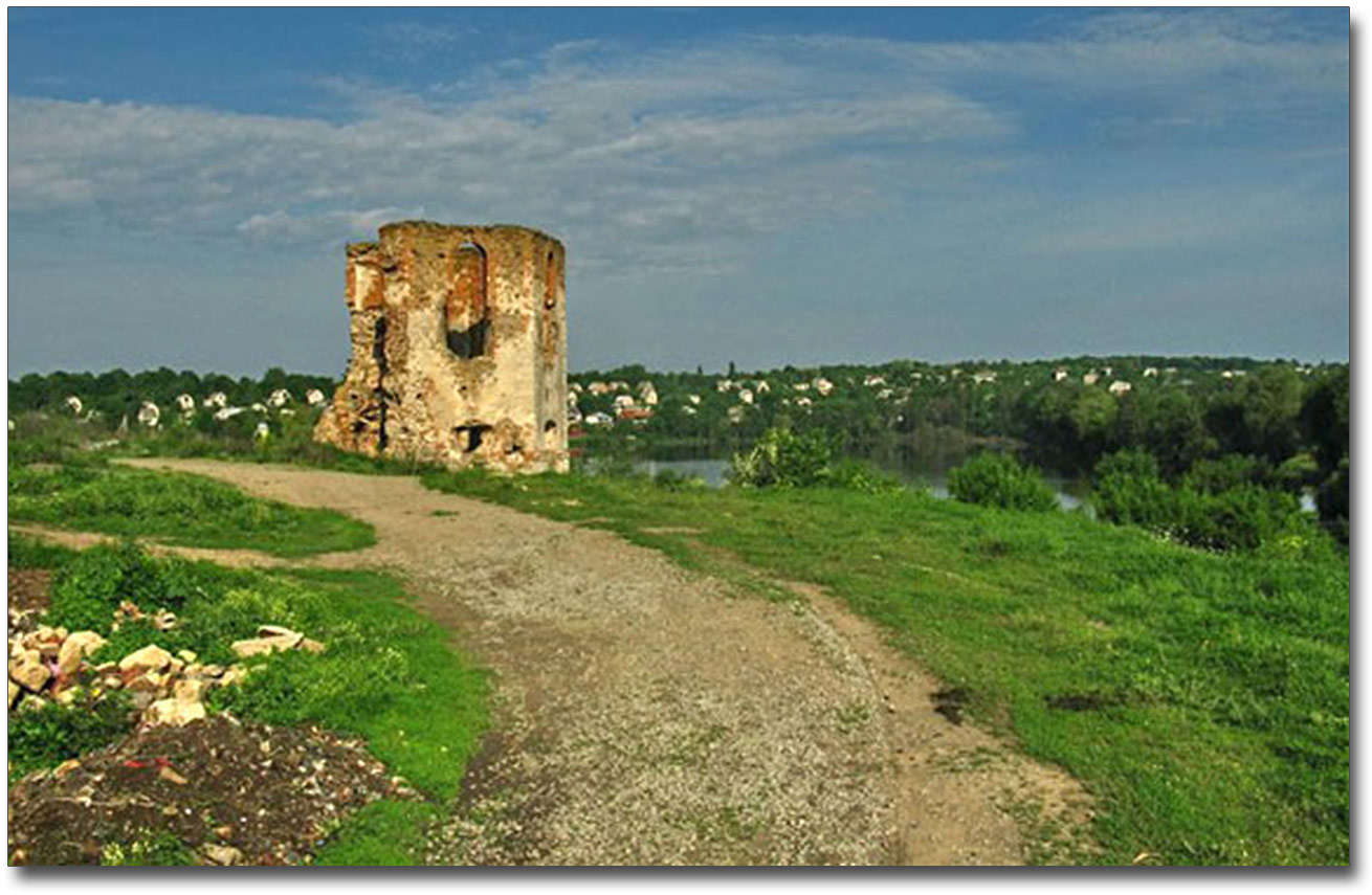 Resztki wieży - byłego grobowca Szczeniowskich. Źródło - ukrainaincognita.com
