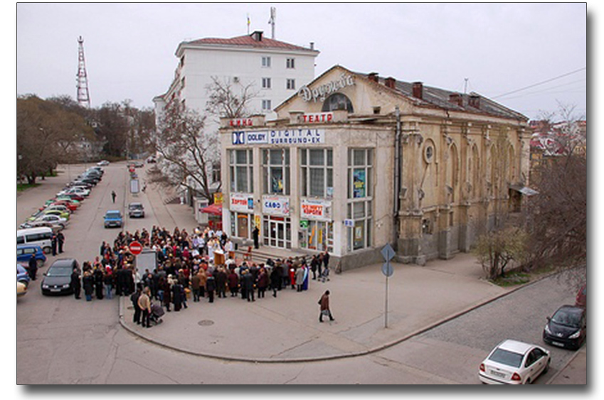 Wiec przed kościołem w Sewastopolu w sprawie zwrotu świątyni wiernym. Źródło - credo-ua.org