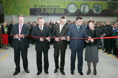 Zdjęcie zrobione podczas otwarcia fabryki desek na Ukrainie, pobrane z budnet.pl