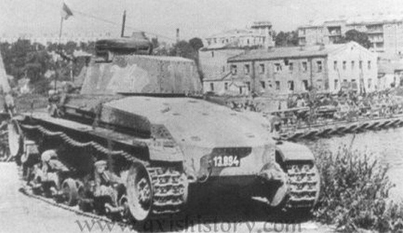 Niemiecki czołg na moście przez Bug w Winnicy