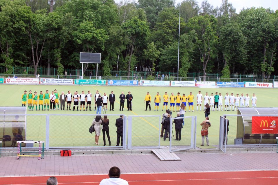 Na zdjęciu drużyny piłkarskie przed początkiem turnieju mini EURO 2012 w Winnicy. Po lewej i po prawej - Polonia żytomierz i Polonia Chmielnicki