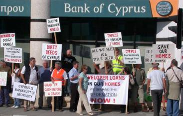 Zdjęcie pobrano z http://tvi.ua/image/data/news/2013/03/cyprus-bank-protest.jpg