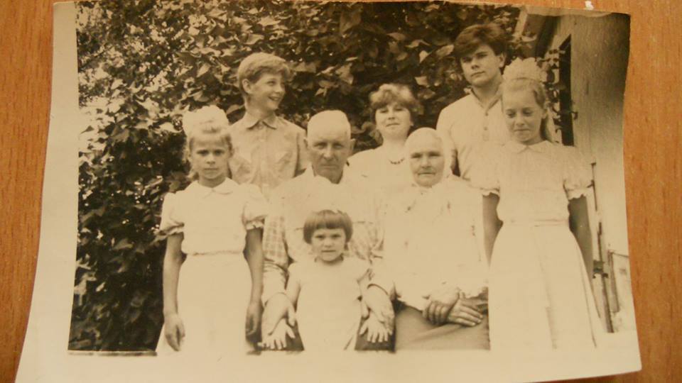 Siostra babci autorki wspomnień - Leontina Rafalska(Nitchenko) z mężem Kazimierzem, oraz wnuki Mikoła Iskra, Nikołaj Dworecki i inne