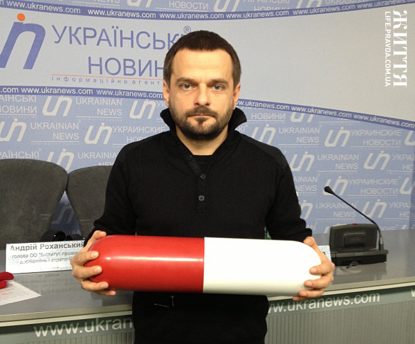 Zdjęcie pobrano z http://www.unian.ua/news/580267-ukrajina-vidznachae-den-konstitutsiji.html