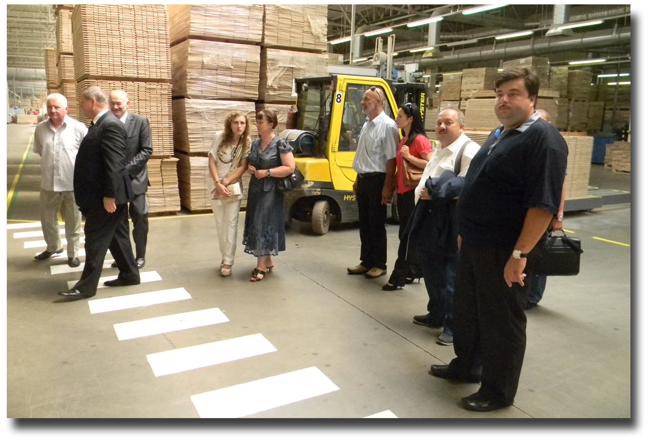 Wizytacja zakładu produkcji deski podłogowej Barlinek. Zdjęcie pobrano z www.winnica.msz.gov.pl