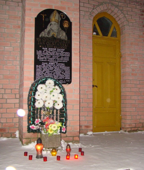 Zdjęcie pobrane z credo-ua.org. Przed wejściem do kościoła w Mańkowcach