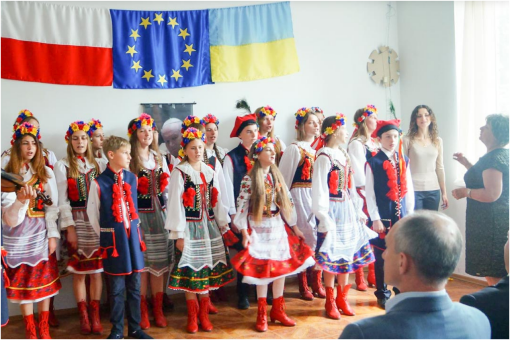 Halina Wójcicka w roli wieloletniego dyrygenta chóru Lilia w Sądowej Wiszni na Kresach I i II RP